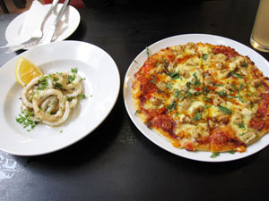 カラマリ（イカリング）とピザ