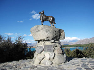 バウンダリー犬の像（Boundary Dog Statue）