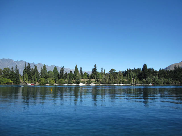 JeBv(Lake Wakatipu)̌Ζʂɔ˂Ă镗i