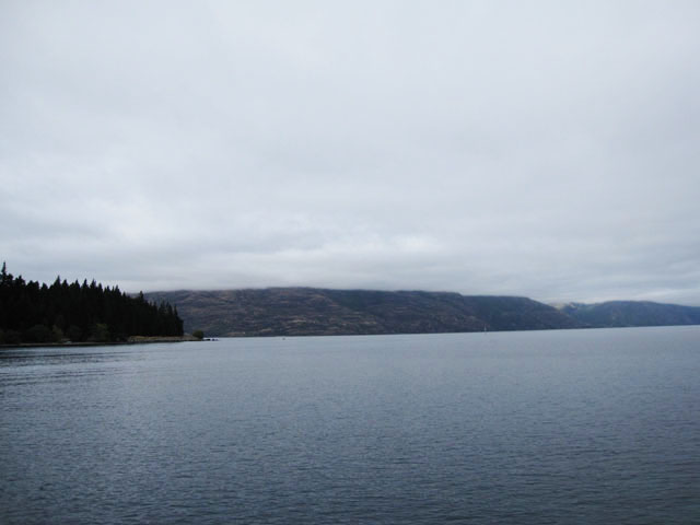 朝、曇っていたときのワカティプ湖（Lake Wakatipu） 