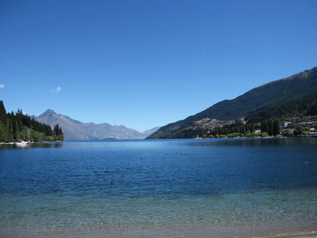 ワカティプ湖 Wakatipu Lake 透明な水 ニュージーランド南島一周の旅 17日間の旅行記