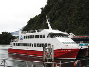 私が乗ったレッド・ボート・クルーズ（Red Boat Cruise） 