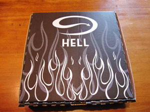 地獄の炎がデザインされたピザの箱
