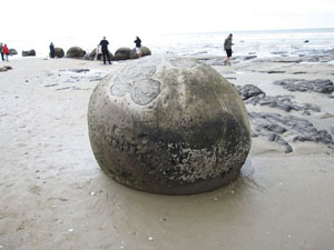 孤立した丸い大きな岩
