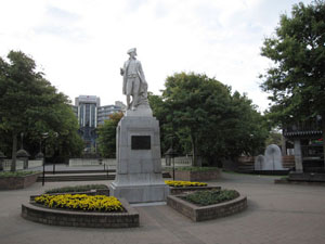 ビクトリア・スクウェア（Victoria Square）にあるジェームス・クック（James Cook）の像